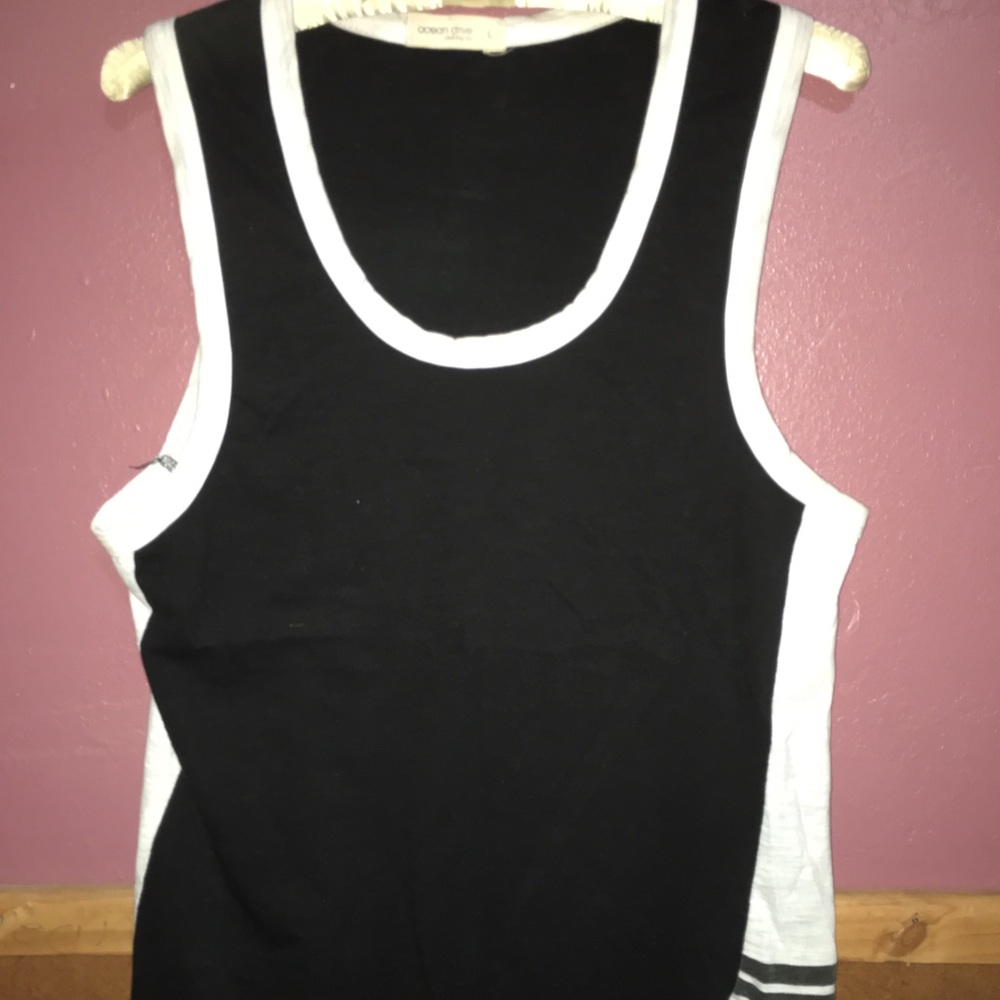 black/white tank top/ sports workout shirt